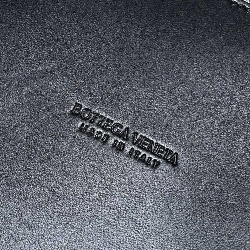 What can you put in Bottega Veneta’s new bowling bag? Have you got the new bowling bag? Super large capacity ~ The key is low-key, simple and casual style ~ the fashion sense is not reduced at all. It combines BV's classic woven elements and can also be used for computers. The length of the shoulder straps can be adjusted. It is suitable for tall girls to carry. Boys also have a sunny back☀️ Style number: 7466# Size: 28*21*16